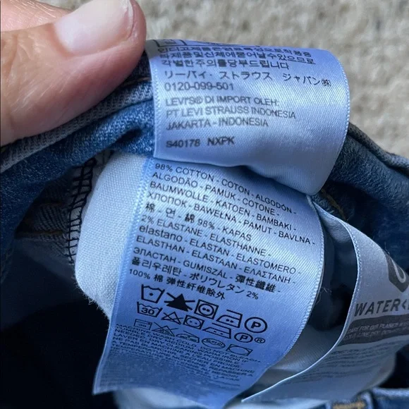 Levi’s High Waist Taper Jeans - Picture 8 of 8